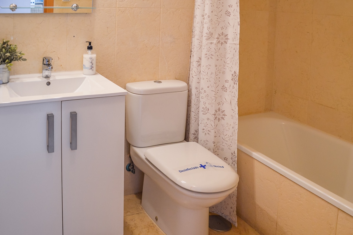 Andaluz Apartments bathroom holiday apartment MDN04