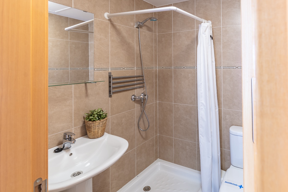 Andaluz Apartments second bathroom holiday apartment MDN02
